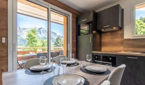 - une salle à manger avec une table et des verres à vin dans l'établissement LA BECCAZ, à Montmin