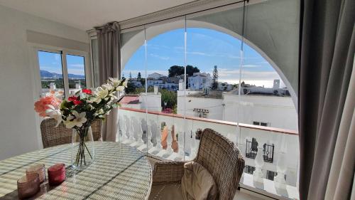 Stilfullt semesterhus nära pool och strand.