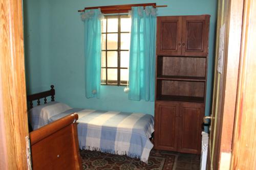 Deán FunesにあるHuayraの青いベッドルーム(ベッド1台、窓付)