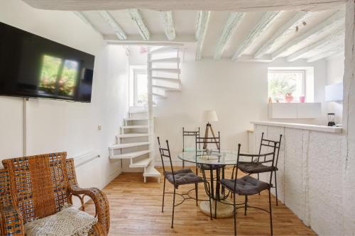 a dining room with a glass table and chairs at Le Moulin de Dannemarie in Dannemarie