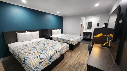 ein Hotelzimmer mit 2 Betten und einem Bad in der Unterkunft Studio 6 Suites San Ysidro CA San Diego South Bay in San Ysidro