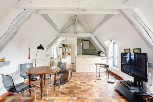 a kitchen and dining room with a table and chairs at Le Moulin de Dannemarie in Dannemarie