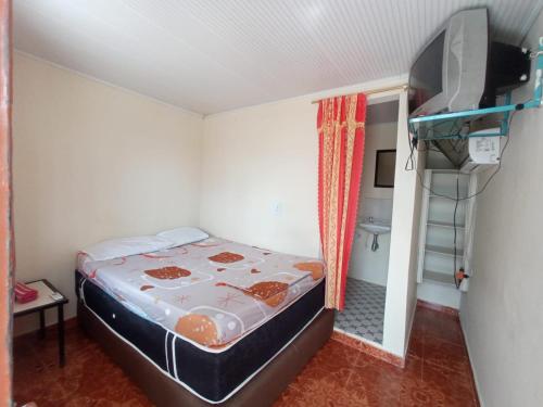 niewielka sypialnia z łóżkiem piętrowym i drabiną w obiekcie Los Kioscos w mieście Prado