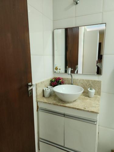 y baño con lavabo blanco y espejo. en Maison du Soleil, en Salvador