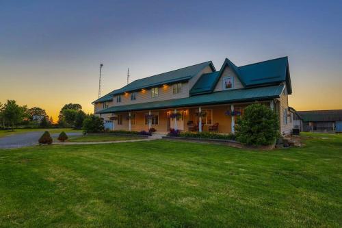 Lake Erie Manor-7 BDRM Home