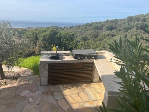 una barbacoa en la parte superior de un patio en Modern house with private pool and stunning view 800m from beach., en Sagone
