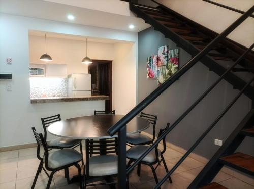 cocina y comedor con mesa y sillas en El Cardon - p/6 pax -2 dorm - Amplio y moderno en Salta