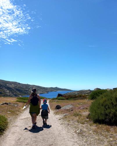 two people walking down a dirt road at Terra Mista Alojamento Local in Gouveia
