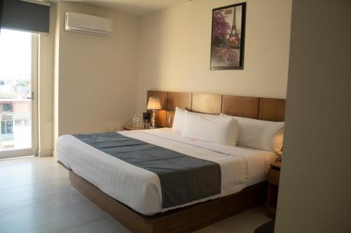 um quarto com uma cama grande num quarto em hotel vista valle em Tepic