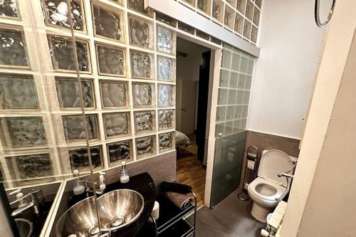 y baño con lavabo y aseo. en Alojamiento entero centro: piso . CHUECA, en Madrid