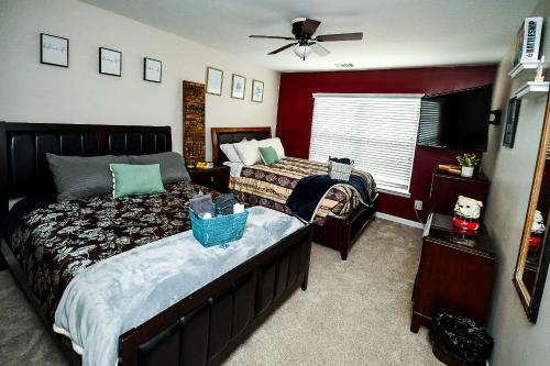 ein Schlafzimmer mit zwei Betten und einem Deckenventilator in der Unterkunft 4 - Bed home with Cali King Bed, 12 mins to DTWN in Atlanta