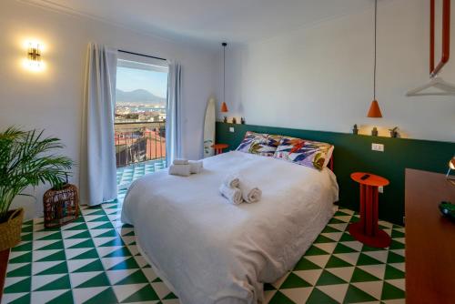 ナポリにあるB&B Toledo Panoramic Rooftop with terraceのベッドルーム1室(大型ベッド1台、タオル付)