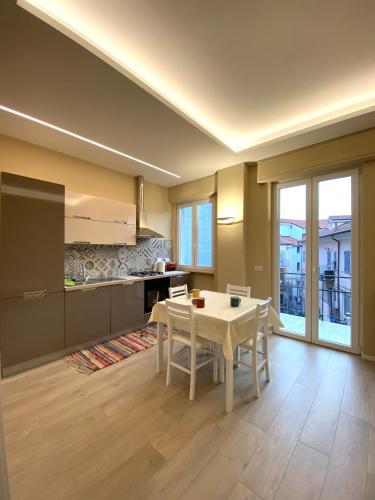 a kitchen and dining room with a white table at CASA DANTE: Oneglia Centro-Marina-Spiagge (3 min) in Imperia