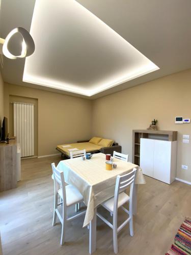 a living room with a table and chairs and a couch at CASA DANTE: Oneglia Centro-Marina-Spiagge (3 min) in Imperia