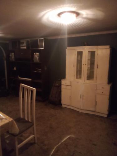 une chambre sombre avec une chaise et une armoire dans l'établissement No. 271, à Mexico