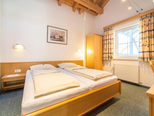 een slaapkamer met een bed en een raam bij Haus Irmgard 2 in Ischgl