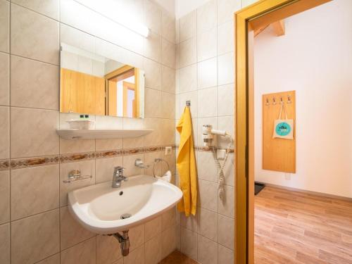 een badkamer met een wastafel en een spiegel bij Haus Irmgard 2 in Ischgl