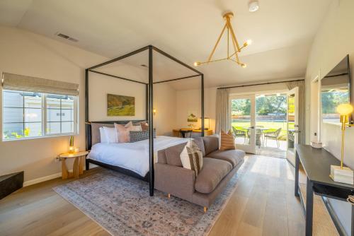 um quarto com uma cama de dossel e um sofá em The Ruse em Healdsburg