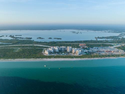 テルチャク・プエルトにあるPlaya, Selva, Cenotes, Ruinas, Marina todo a 5 kmの水上の島のリゾートの空中ビュー