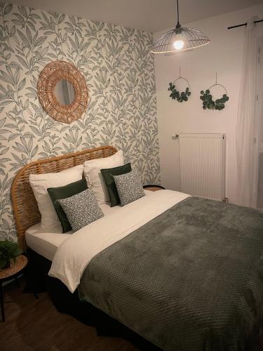 מיטה או מיטות בחדר ב-Nature&Spa Appartement avec Jacuzzi & Sauna privé