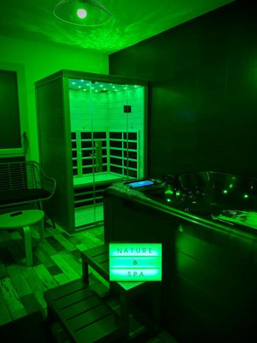 Televízia a/alebo spoločenská miestnosť v ubytovaní Nature&Spa Appartement avec Jacuzzi & Sauna privé
