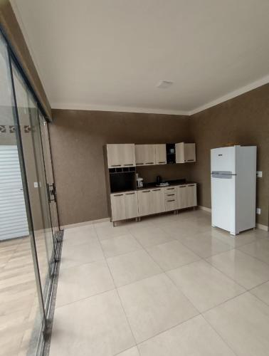 Kuchyň nebo kuchyňský kout v ubytování NEWHOUSE Casa Linda e espaçosa a 8 min do Thermas dos Laranjais - Olímpia
