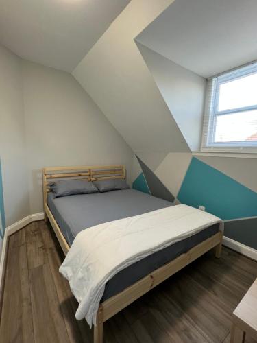 1 dormitorio con 1 cama en el ático en 1Guest House Baltimore County (own room, Joppa RD), en Parkville