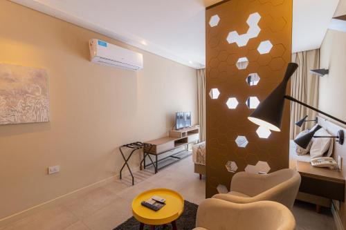 a room with two chairs and a table in a room at Hotel Treinta-Seis in Mar del Plata