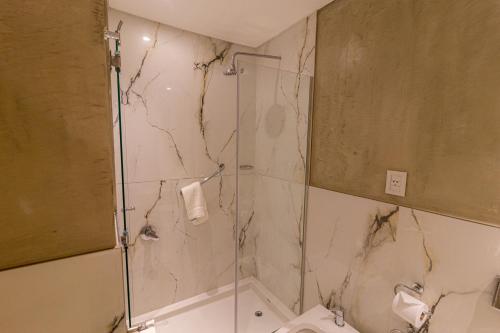 a bathroom with a shower and a toilet at Hotel Treinta-Seis in Mar del Plata