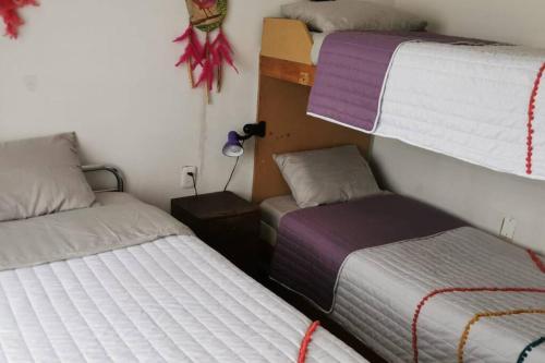 2 łóżka pojedyncze w pokoju z: w obiekcie Arriendo casa vista al mar w mieście Las Cruces