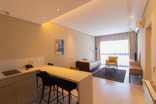 a room with a kitchen and a living room at Hotel Treinta-Seis in Mar del Plata