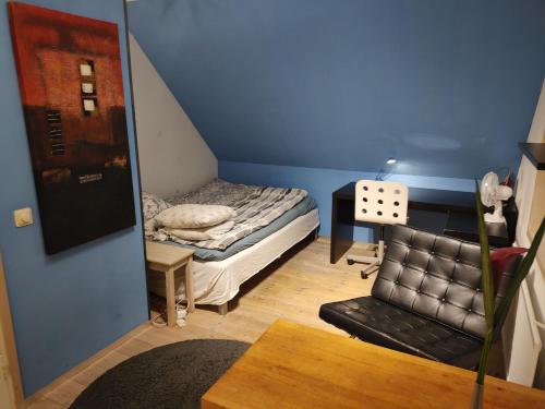 Habitación pequeña con cama y espejo. en Pink House Room#2 Stockholm, en Estocolmo