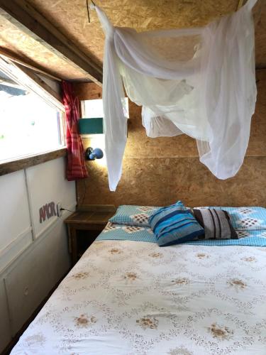 1 dormitorio con 1 cama en una habitación pequeña en Cabaña Iris, en La Paloma