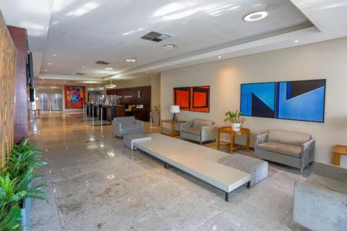un vestíbulo con sofás y mesas en un edificio en BEACH CLASS INTERNATIONAL - Flat beira mar, en Recife
