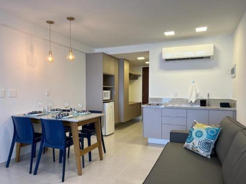 uma cozinha e sala de estar com mesa e cadeiras em BEACH CLASS INTERNATIONAL - Flat beira mar no Recife