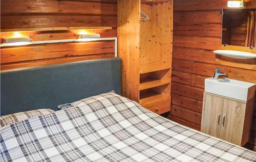 een badkamer met een bed en een wastafel in een kamer bij Lovely Home In Meppen With Wifi in Meppen