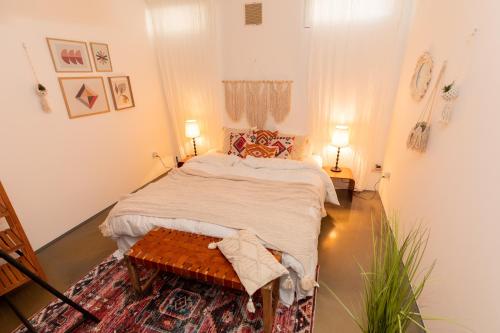 una camera con un letto e una panca di In Crowd Boho Apartment in Downtown a Zara (Zadar)