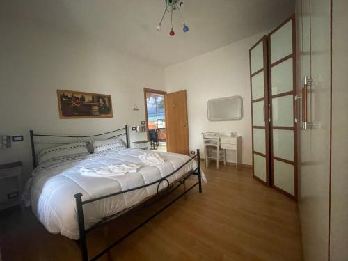 帕索斯庫洛的住宿－Casa di Roberta，一间卧室设有一张床和一个滑动玻璃门