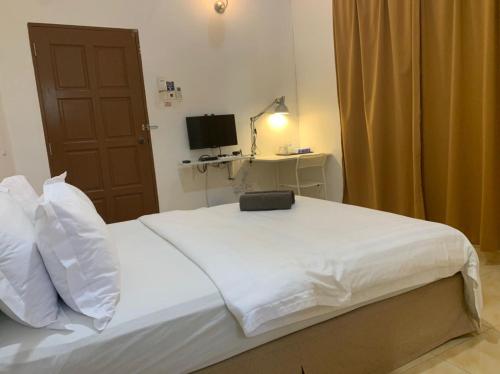 Cama ou camas em um quarto em ANGGERIK IMPIAN HOTEL -Best for Travellers at Kuala Berang