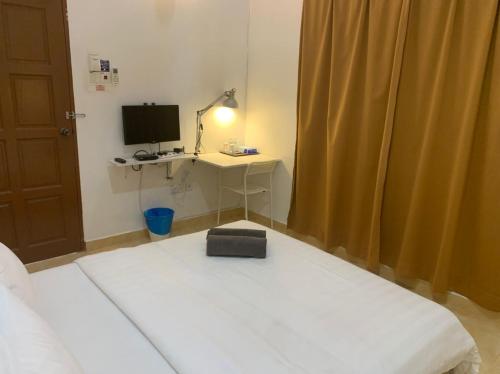 Cama o camas de una habitación en ANGGERIK IMPIAN HOTEL -Best for Travellers at Kuala Berang