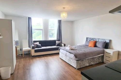 Gallery image of Private spacious studio Ealing 2 mins from tube in London