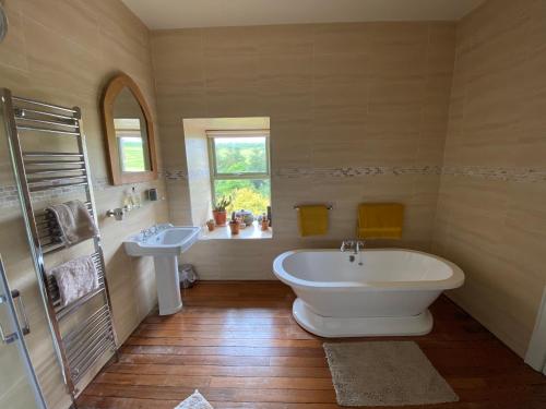 y baño con lavabo, bañera y aseo. en Royal Portrush Golfing Accommodation at The Flax Mill, en Coleraine