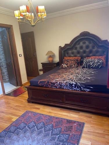 Llit o llits en una habitació de Elegant house kafr abdo