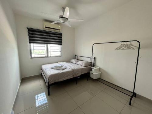 Iman Homestay @ Puncak Alam (Near UiTM/Hospital UiTM) في Bandar Puncak Alam: غرفة نوم بسرير ومروحة سقف