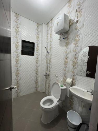 巴圖的住宿－蘇迪的度假屋，一间带卫生间和水槽的浴室