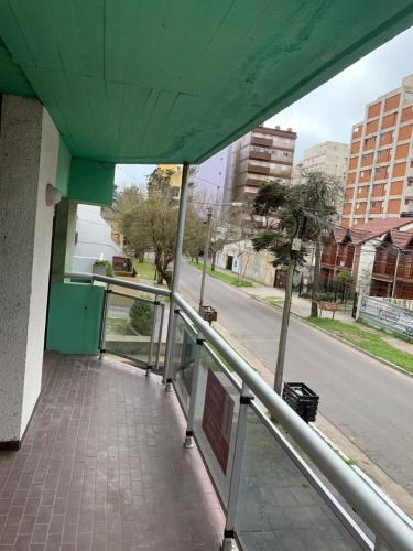 - Balcón de un edificio con vistas a la calle en San Juan Primero en San Bernardo
