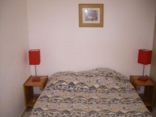 - une chambre avec un lit et deux lampes sur les tables dans l'établissement Appartement Saint-Cyprien, 2 pièces, 4 personnes - FR-1-225D-227, à Saint Cyprien Plage