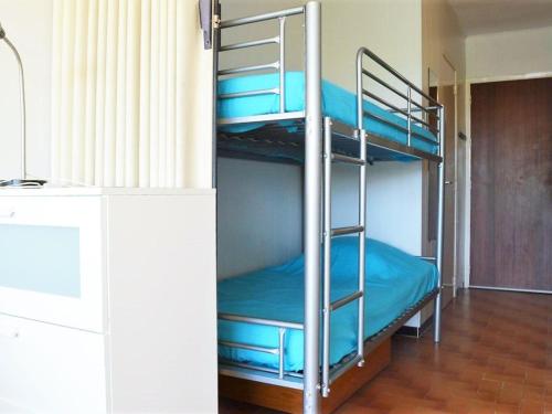 quelques lits superposés dans une chambre dans l'établissement Studio cabine avec terrasse et parking, à 250 m de la plage d'Aiguebelle, Le Lavandou - FR-1-251-187, au Lavandou