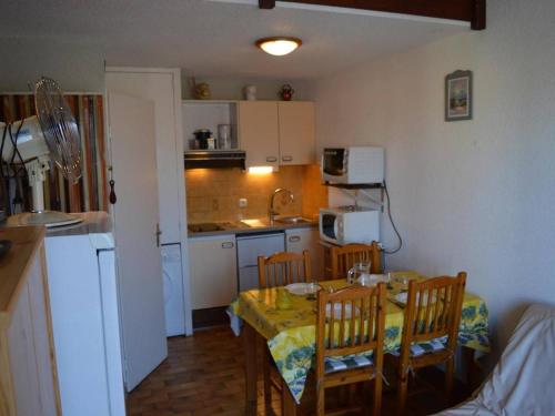 Virtuvė arba virtuvėlė apgyvendinimo įstaigoje Appartement Saint-Cyprien, 1 pièce, 4 personnes - FR-1-225D-173