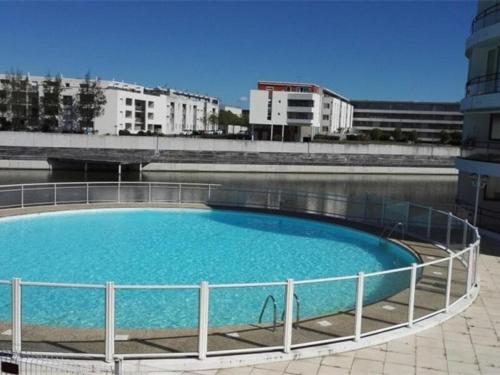Appartement T2 avec balcon, parking et piscine, proche commodités - FR-1-535-32